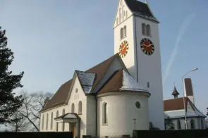 Kirche Zugang S&uuml;dost; im Hintergrund Totenkapelle u. katholischer Kirchturm (Foto: Anina Thalmann)