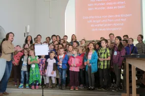 IMG_6706: Fr&ouml;hliches Singen im Familiengottesdienst (Foto: Lukas Weinhold)